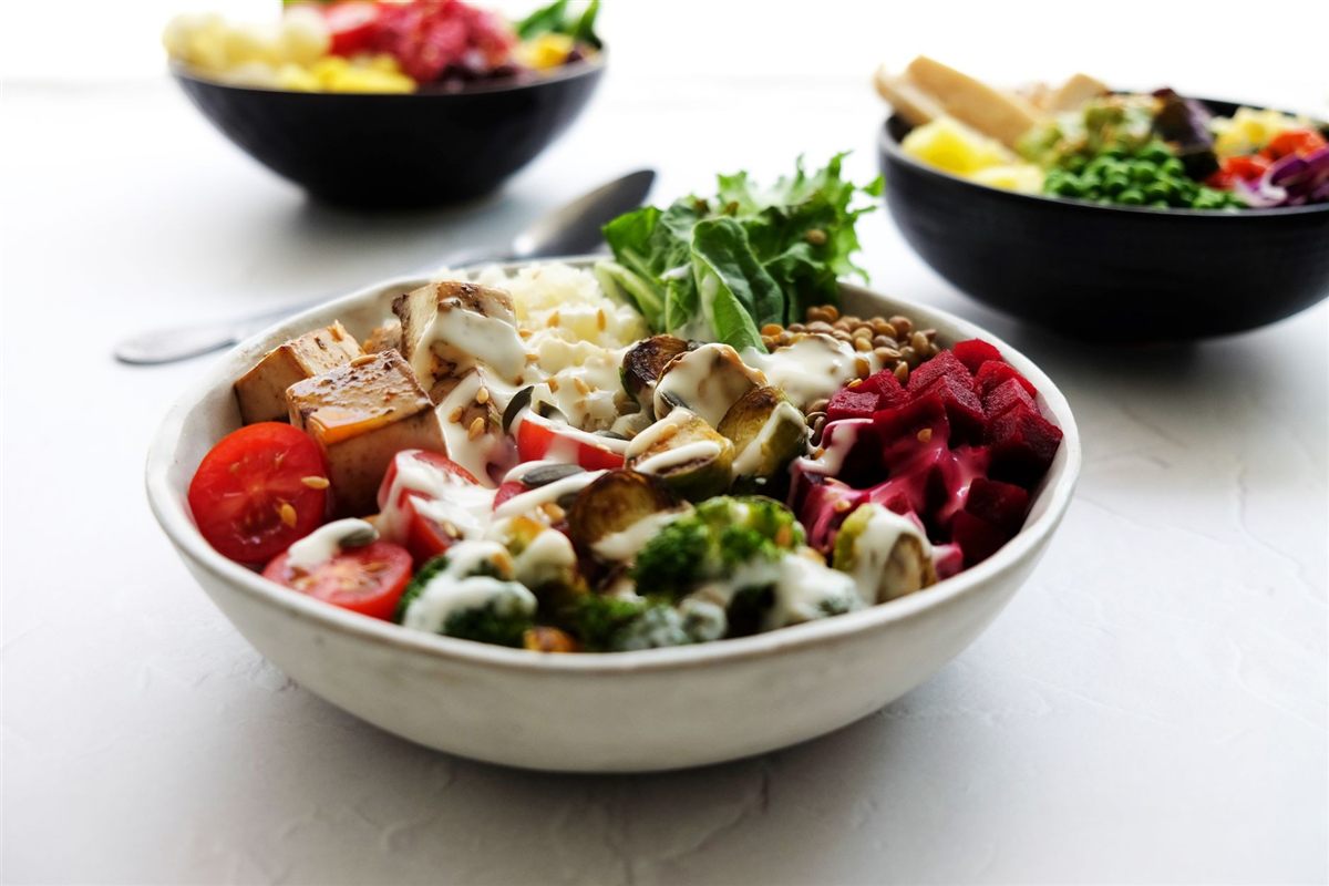 Un repas équilibré et coloré dans une assiette